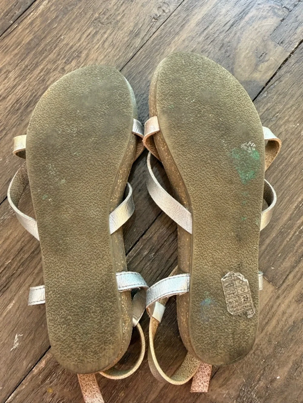 Blowfish‎ Malibu Kids Size 2.5 Gold Metallic Strappy Thong Sandals Boho Summer